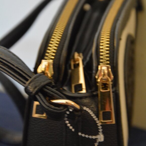 Deluxity Los Angeles Crossbody Vegan 3D Front Emblem Purse NWT - Picture 4 of 8